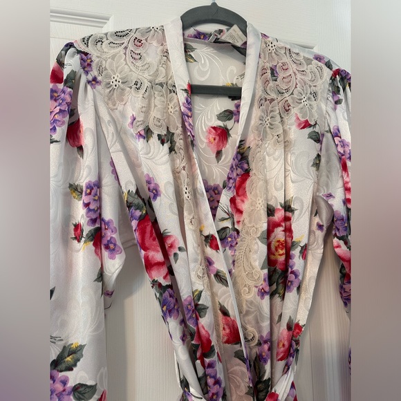 Vintage Natori Floral Robe - Picture 6 of 8